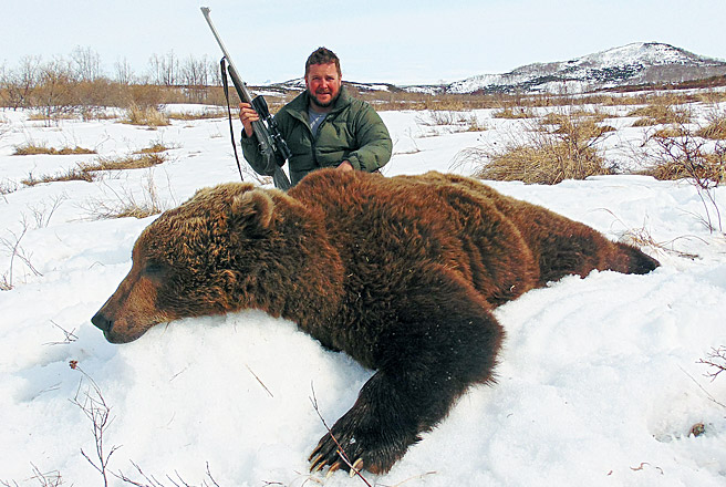 Сроки весенней охоты 2024 в башкирии. Охота на медведя на Камчатке. Охота на охотника Камчатский медведь.
